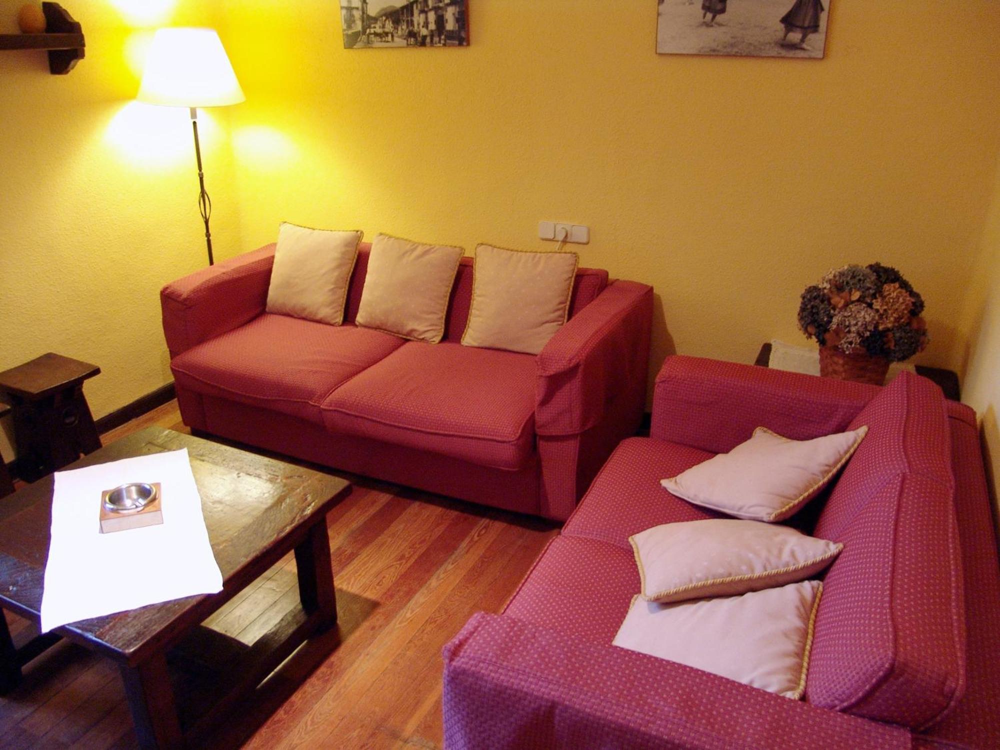 לקומברי Hostal Ayestaran II מראה חיצוני תמונה
