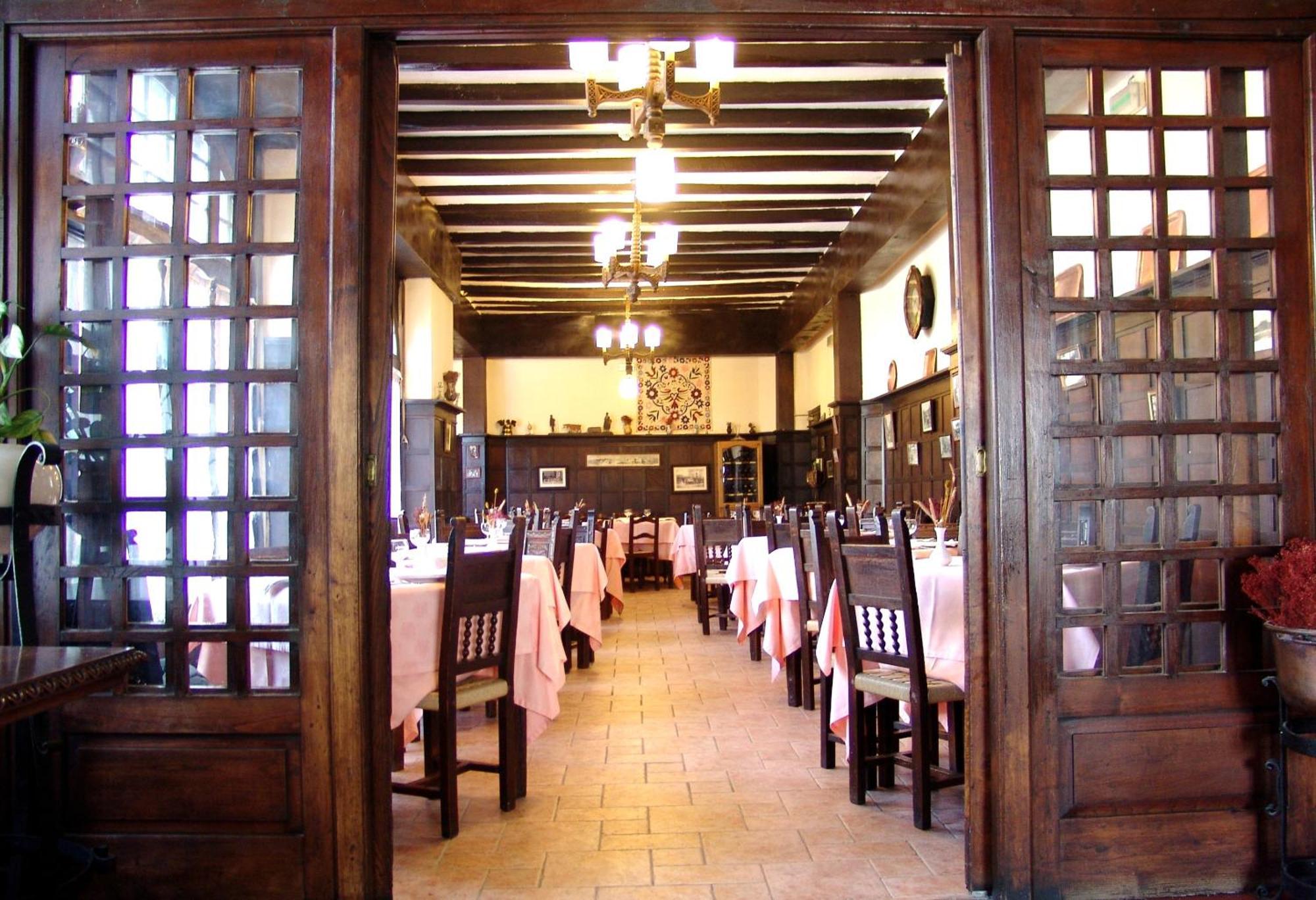 לקומברי Hostal Ayestaran II מראה חיצוני תמונה