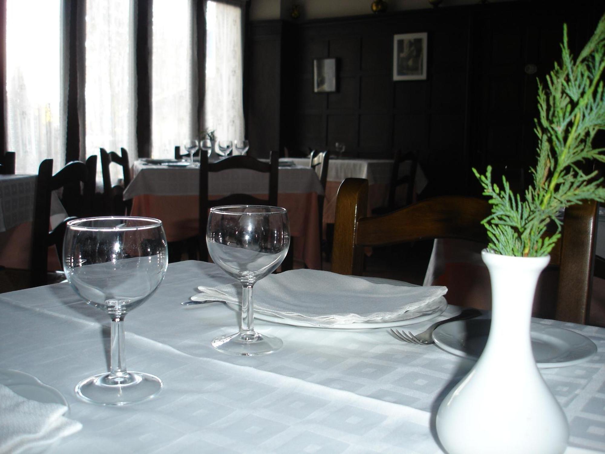 לקומברי Hostal Ayestaran II מראה חיצוני תמונה