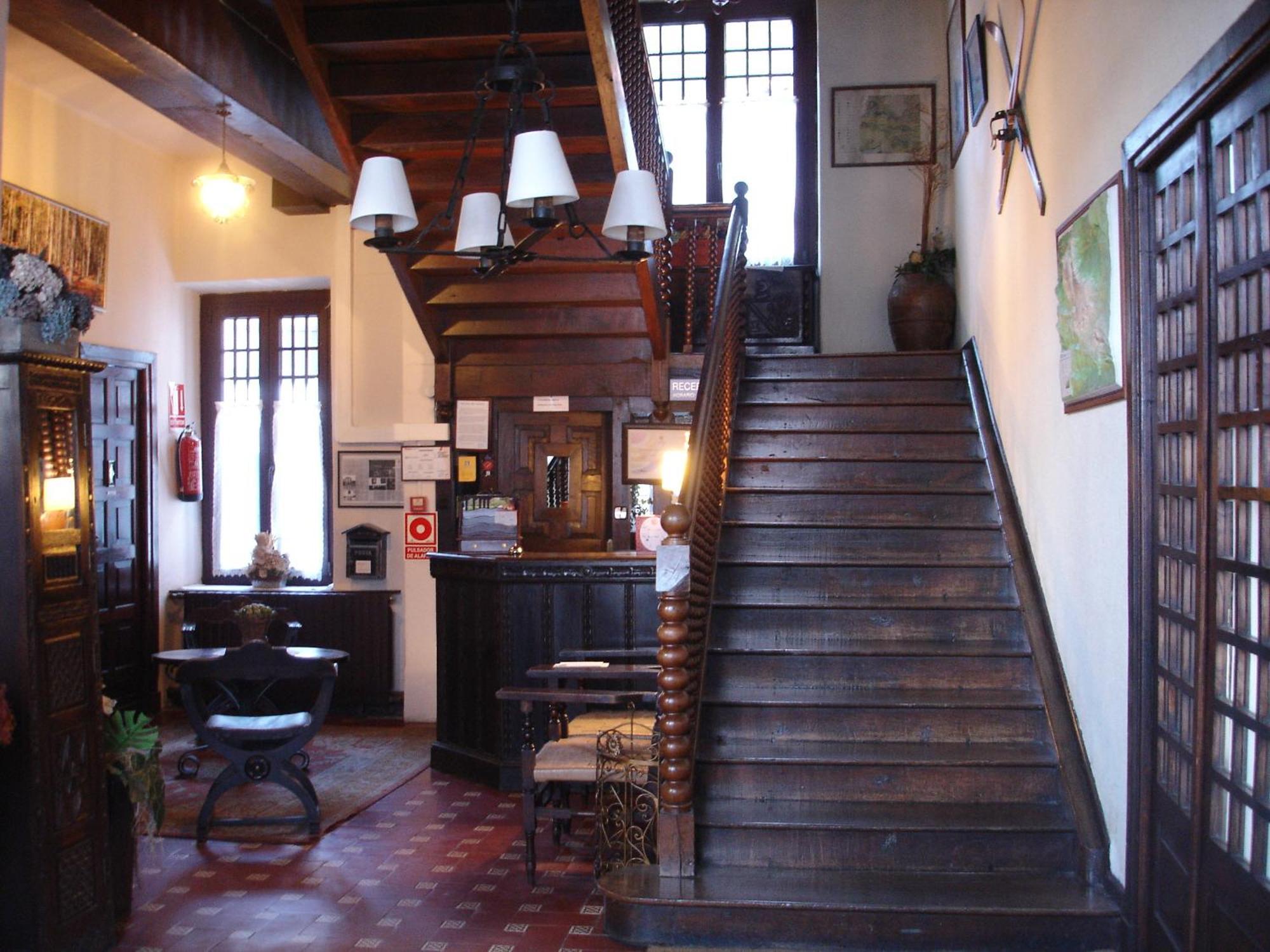 לקומברי Hostal Ayestaran II מראה חיצוני תמונה