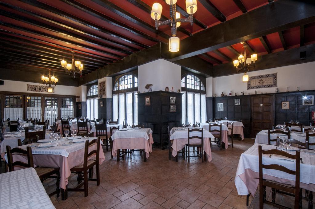 לקומברי Hostal Ayestaran II מראה חיצוני תמונה