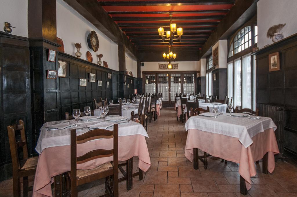 לקומברי Hostal Ayestaran II מראה חיצוני תמונה