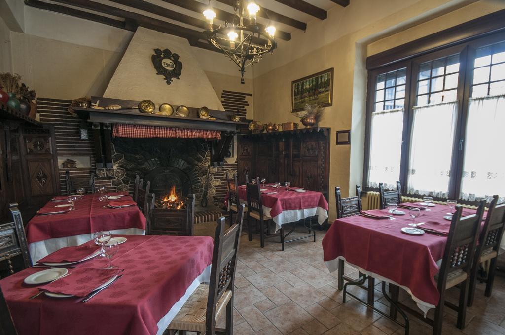 לקומברי Hostal Ayestaran II מראה חיצוני תמונה