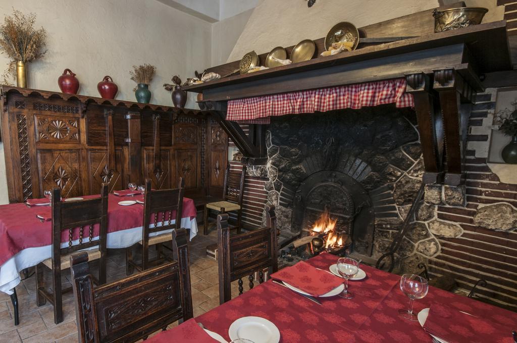 לקומברי Hostal Ayestaran II מראה חיצוני תמונה