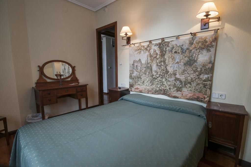 לקומברי Hostal Ayestaran II מראה חיצוני תמונה