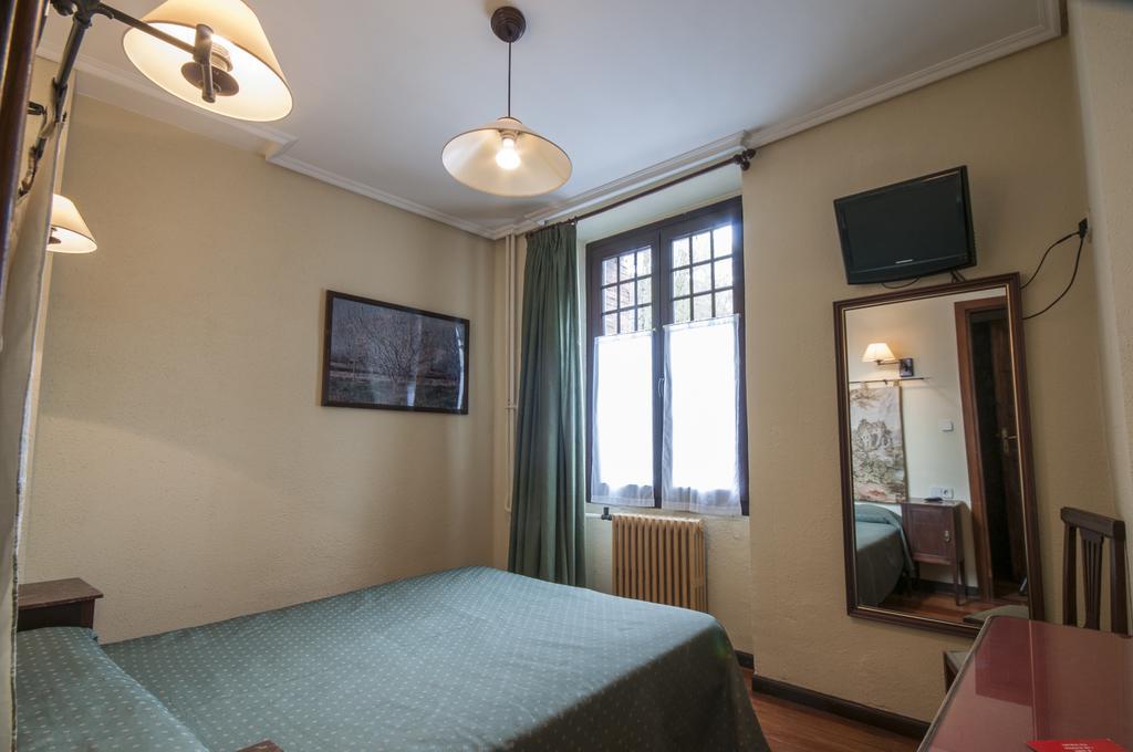 לקומברי Hostal Ayestaran II מראה חיצוני תמונה