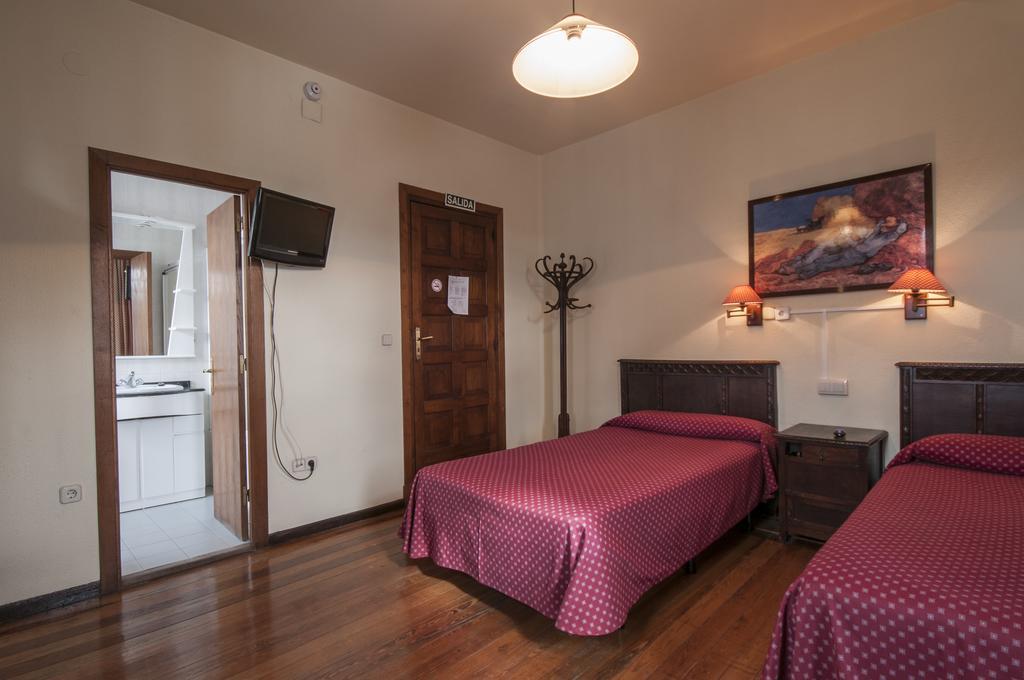לקומברי Hostal Ayestaran II מראה חיצוני תמונה