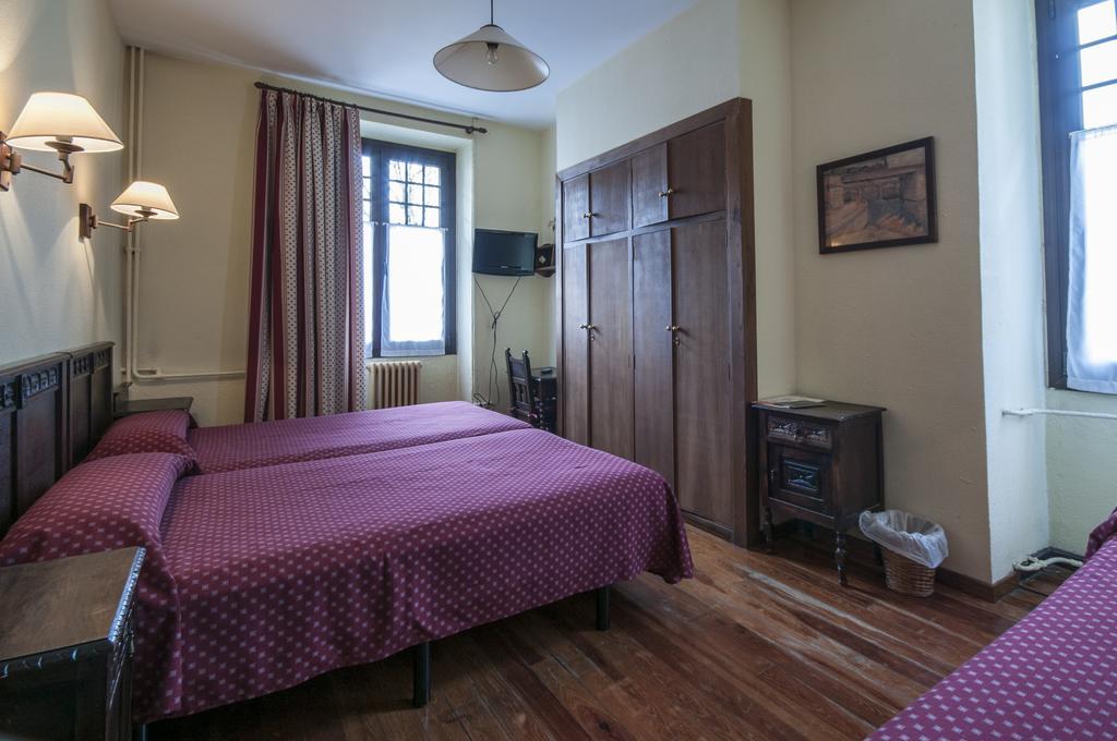 לקומברי Hostal Ayestaran II מראה חיצוני תמונה
