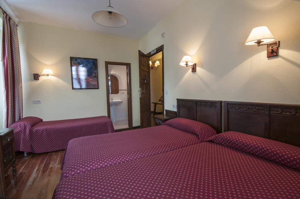 לקומברי Hostal Ayestaran II מראה חיצוני תמונה
