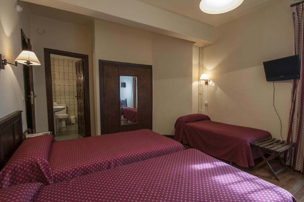 לקומברי Hostal Ayestaran II מראה חיצוני תמונה