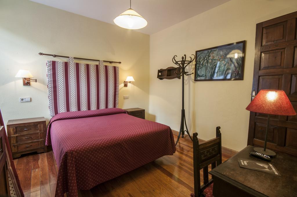 לקומברי Hostal Ayestaran II מראה חיצוני תמונה