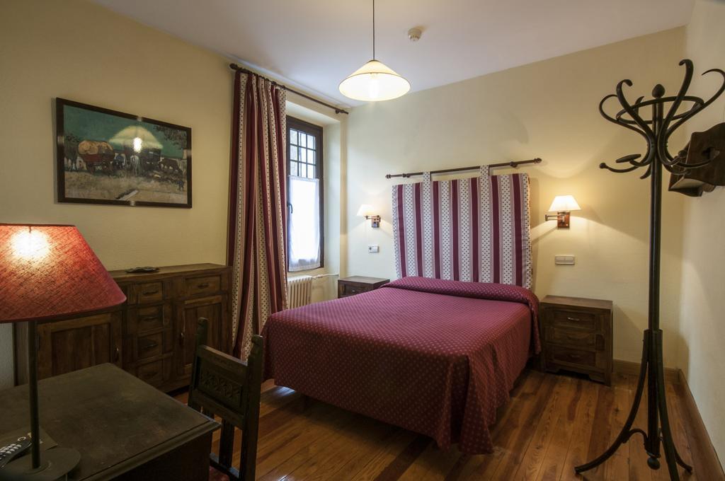 לקומברי Hostal Ayestaran II מראה חיצוני תמונה