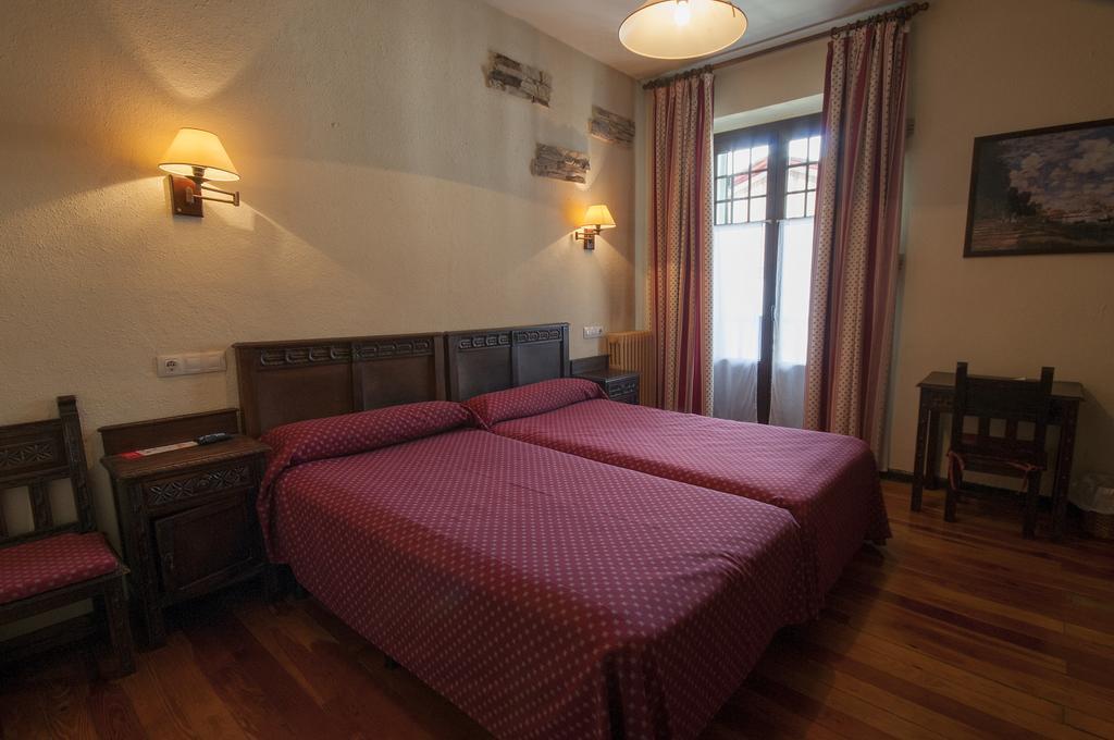 לקומברי Hostal Ayestaran II מראה חיצוני תמונה