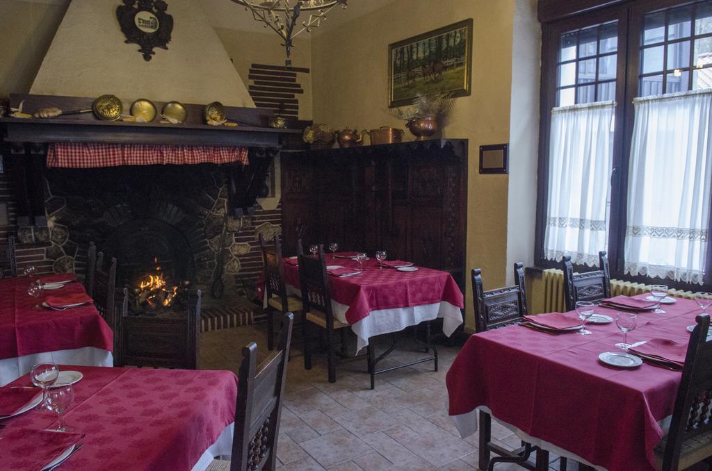 לקומברי Hostal Ayestaran II מראה חיצוני תמונה