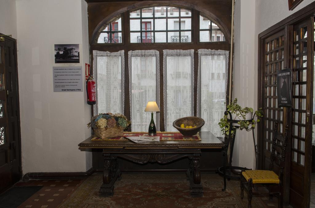 לקומברי Hostal Ayestaran II מראה חיצוני תמונה