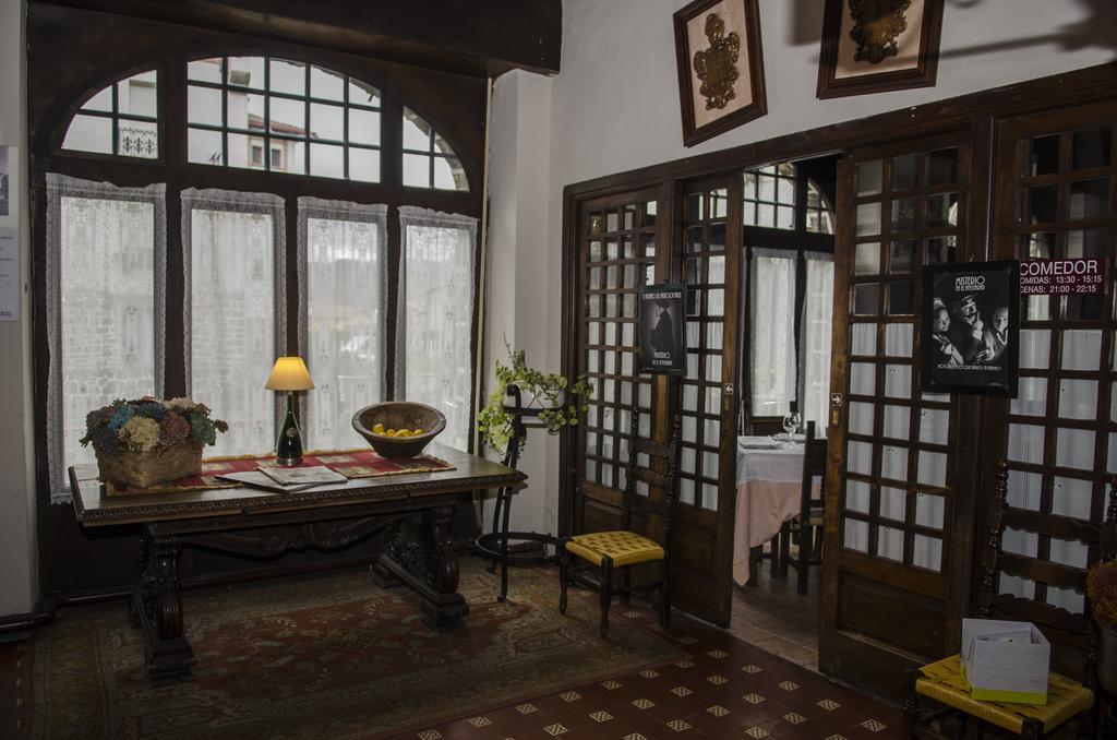 לקומברי Hostal Ayestaran II מראה חיצוני תמונה